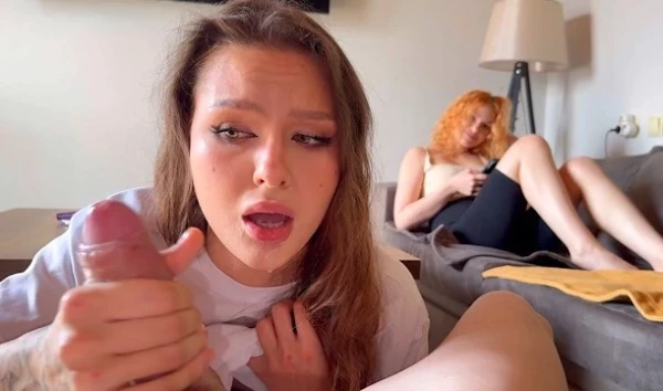 За карточный долг русская шлюшка жадно сосет огромный хуй! Глубокий минет до слёз