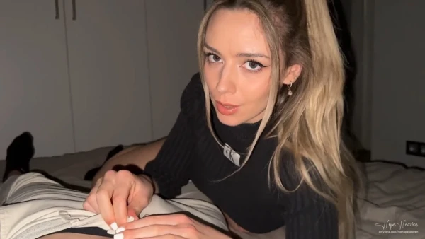 Тайный кремпай в кинотеатре: пока все в фильме, я заливаю спермой её киску!