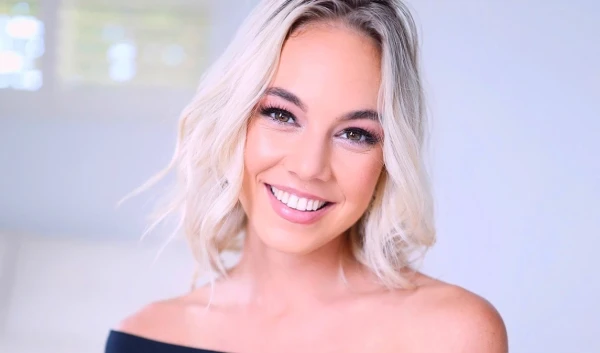 Горячая блондинка-модель на порно-кастинге: сосет пенис, трахается и глотает сперму в ротик!