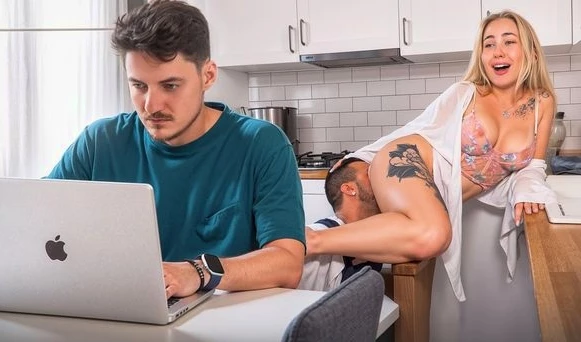 Пока муж вкалывает за компом, сантехник жестко ебет жену раком! Русское порно с жаркой изменой!