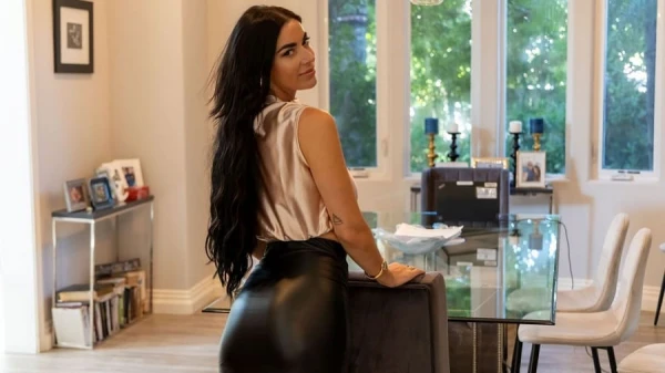 Длинноногая брюнетка с роскошными волосами празднует сделку анальным трахом в пустом особняке! Русский дубляж