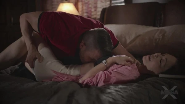 Пасынок из тюрьмы: жестко выебал новую мачеху и залил спермой киску! Кремпай для мамочки