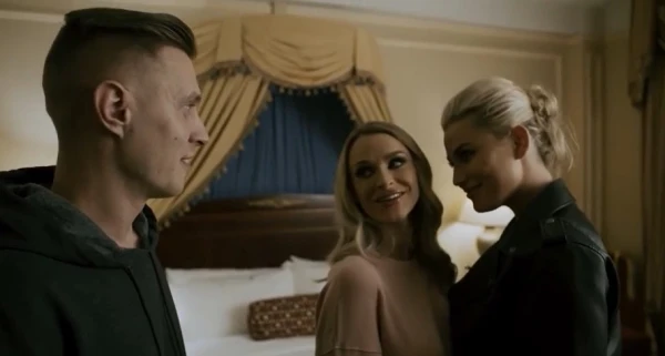 Парочка вместо такси получила ЖМЖ в отеле: блондинка лижет пизду и берёт хуй в обе дыры, а в конце мочит обеих с русским переводом!