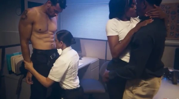 Чтобы не сесть – копессы дали во все дыры: прокурор и напарник залили спермой красоток в участке! (Русский перевод)