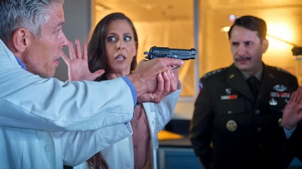 Инопланетная МИЛФА спасает Землю, трахаясь с тремя учеными! Жесткая групповуха с русским переводом