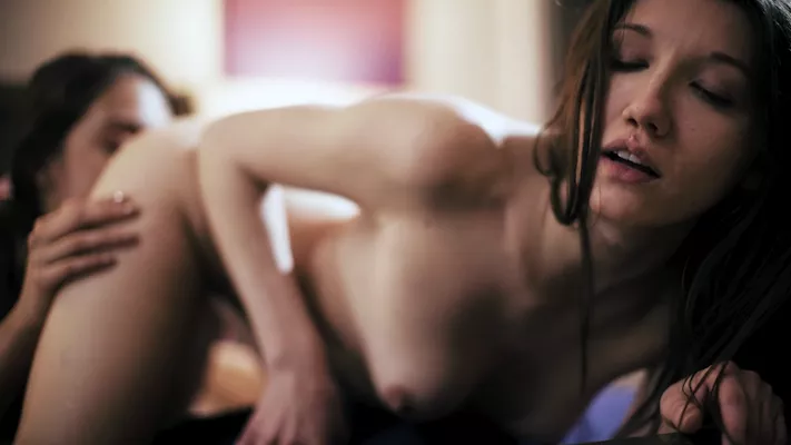 Лесбиянка предала подругу: отлизала киску её сестре до бешеного оргазма!